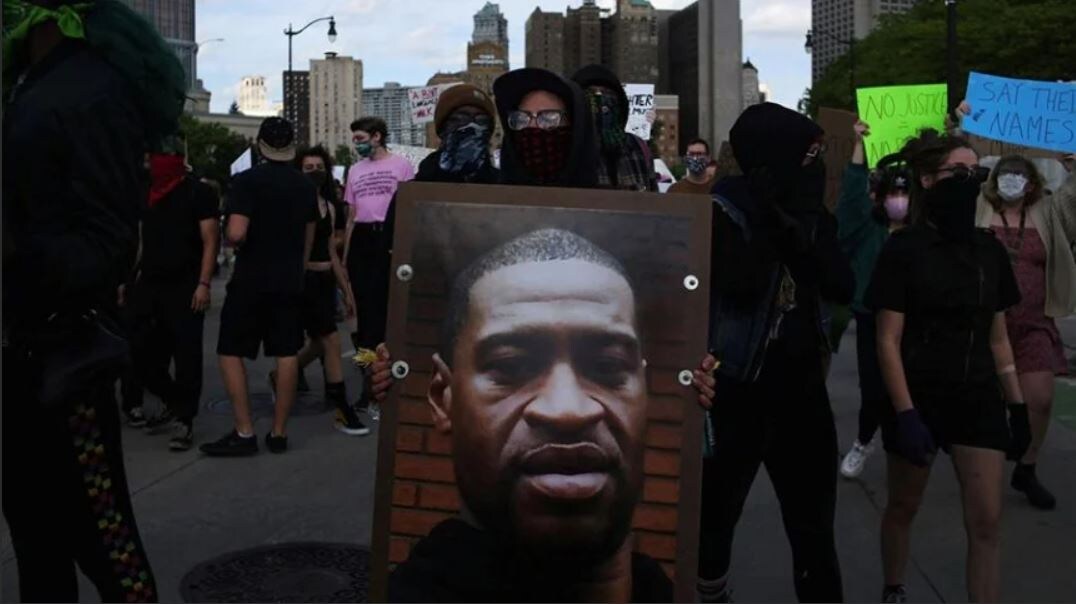  25 мая 2020 г. , 46-летний Американец Джордж Флойд скончался после того, как полицейский повалил его на асфальт лицом вниз, сел сверху, зажал шею ногой и удерживал в таком положении несколько минут. 