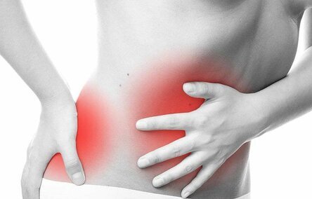 Боли в почках: сопутствующие симптомы На вопрос «почему болят почки» не может дать однозначного объяснения ни один специалист. Известно, что боли в области почек всегда являются симптомом какого-либо нарушения или заболевания. В некоторых случаях боли в почках могут возникать в результате интенсивных физических нагрузок и после поднятия тяжестей. При этом неприятные ощущения проходят самостоятельно, без каких либо лекарств после отдыха. Боли в почках не являются единственным симптомом патологий мочевыделительной системы. Распознать начало заболевания можно и по другим сопутствующим проявлениям:
изменение количества мочи – при заболеваниях почек чаще всего у пациента возникает олигурия (резкое уменьшение количества мочи); учащенные позывы к опорожнению мочевого пузыря;
боли и жжение при мочеиспускании;
наличие в моче примесей крови, гноя, слизи, в результате чего она становится мутной;
боли в области правой или левой почки;
появление отеков лица, «мешков» под глазами.

