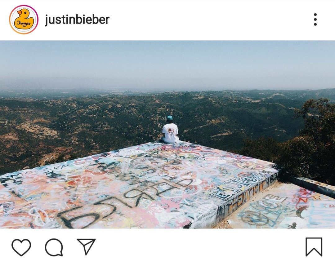 Надпись на камне взорвала инстаграм и в комментарии пришли флудить русскоязычные.