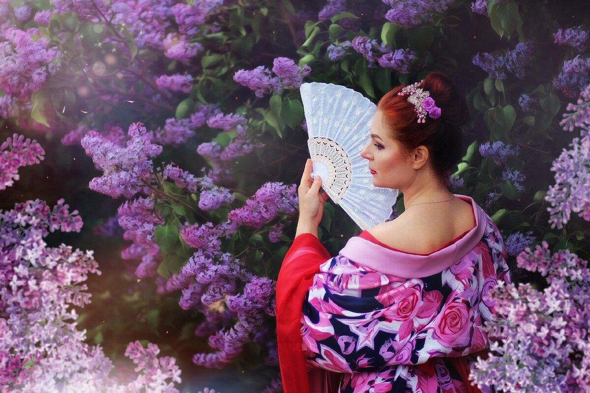 Конец мая – это по-летнему уютные вечера, пение птиц и тяжелые грозди сирени. Тягучий сладкий аромат цветущей сирени, родом из детства, невозможно спутать ни с чем. Однако Венгерская сирень разрушает стереотип - у нее нет запаха.  Сирень не только обладает неповторимым ароматом, но и способна выступать в роли стерилизатора - в радиусе 20 метров аромат сирени очищает воздух. Тем, кому нравится постоянно нюхать сирень, делайте это аккуратно, так как цветы содержат токсические вещества, которые могут вызвать головную боль. Парадокс, но мазь из цветков помогает при ревматизме, листья имеют заживляющие свойства, а цветки снимают болевые ощущения. Пожалуй, и сама сирень прекрасно справляется с этими  функциями.  Королева Елизавета I Тюдор была любительницей сирени, и кустарник этих цветов ей подарил австрийский император.