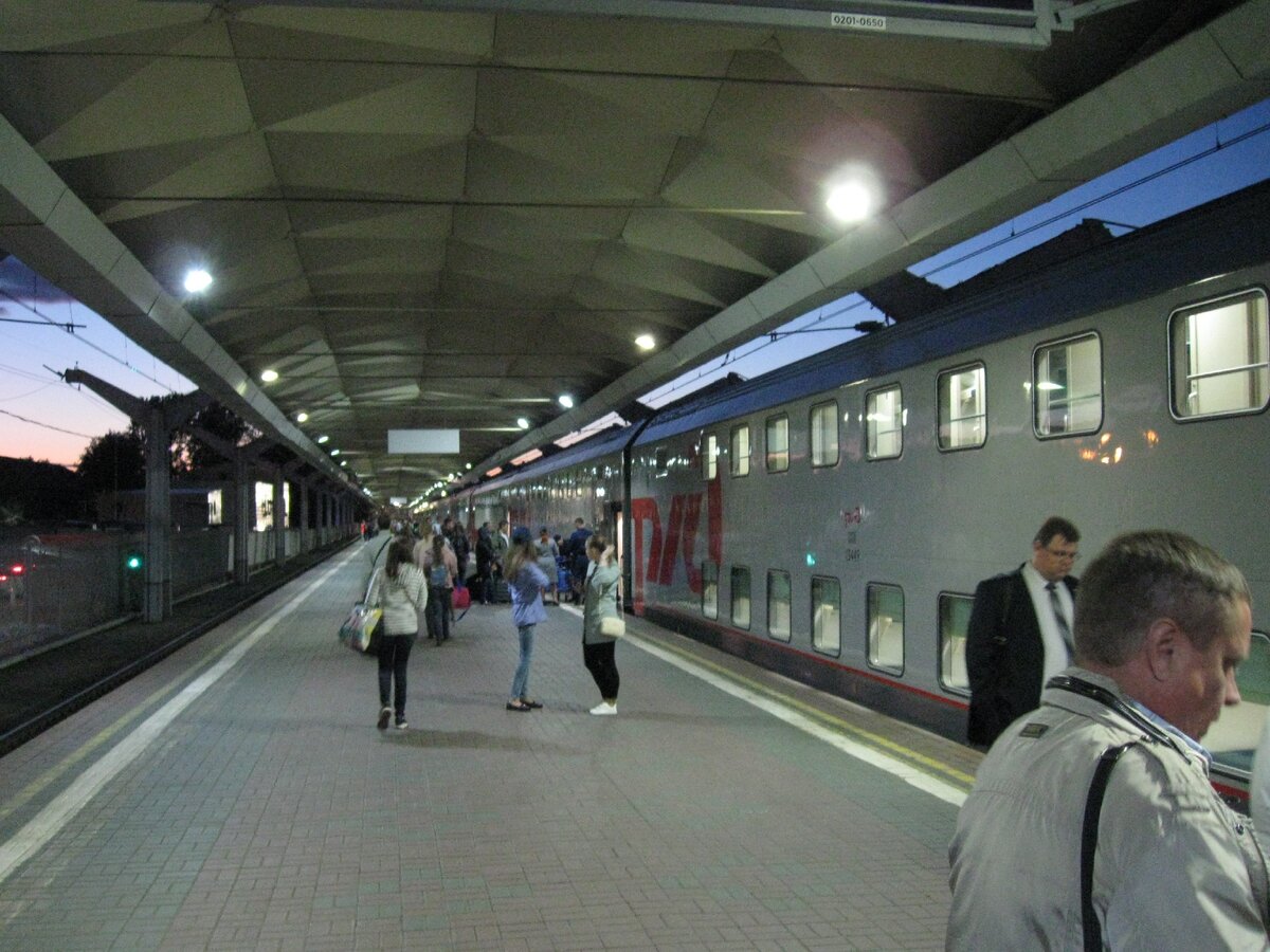 Двухэтажный скорый ночной поезд "Москва - Санкт-Петербург".