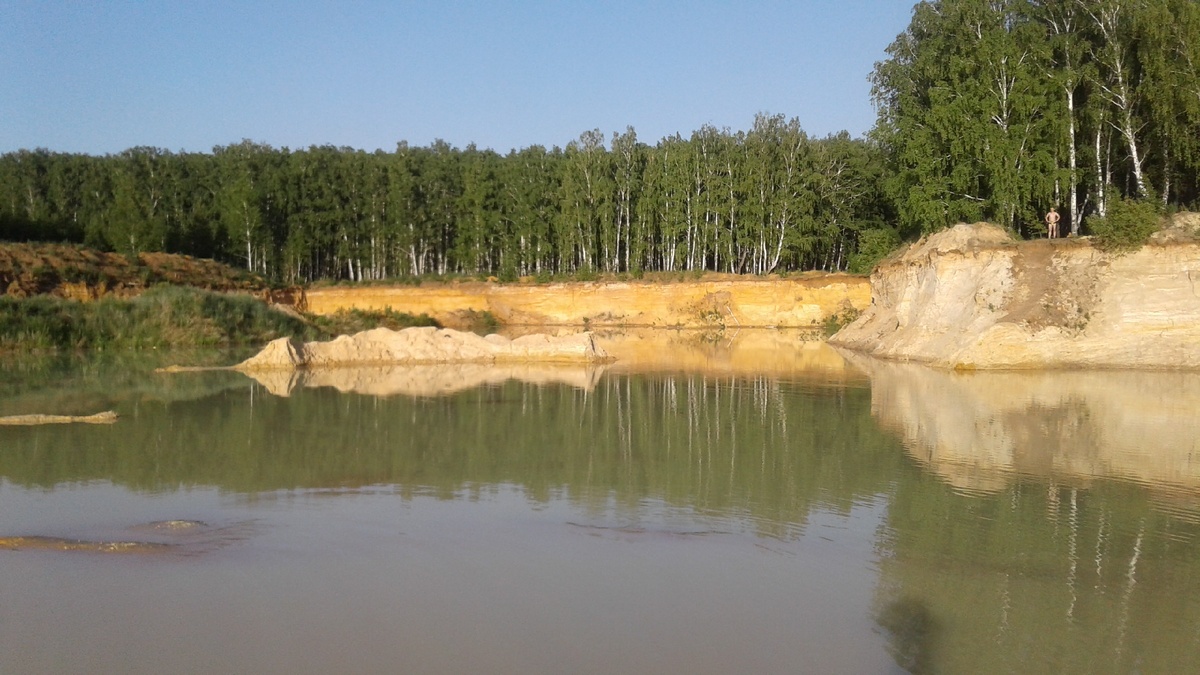 Изумрудная вода песочного карьера