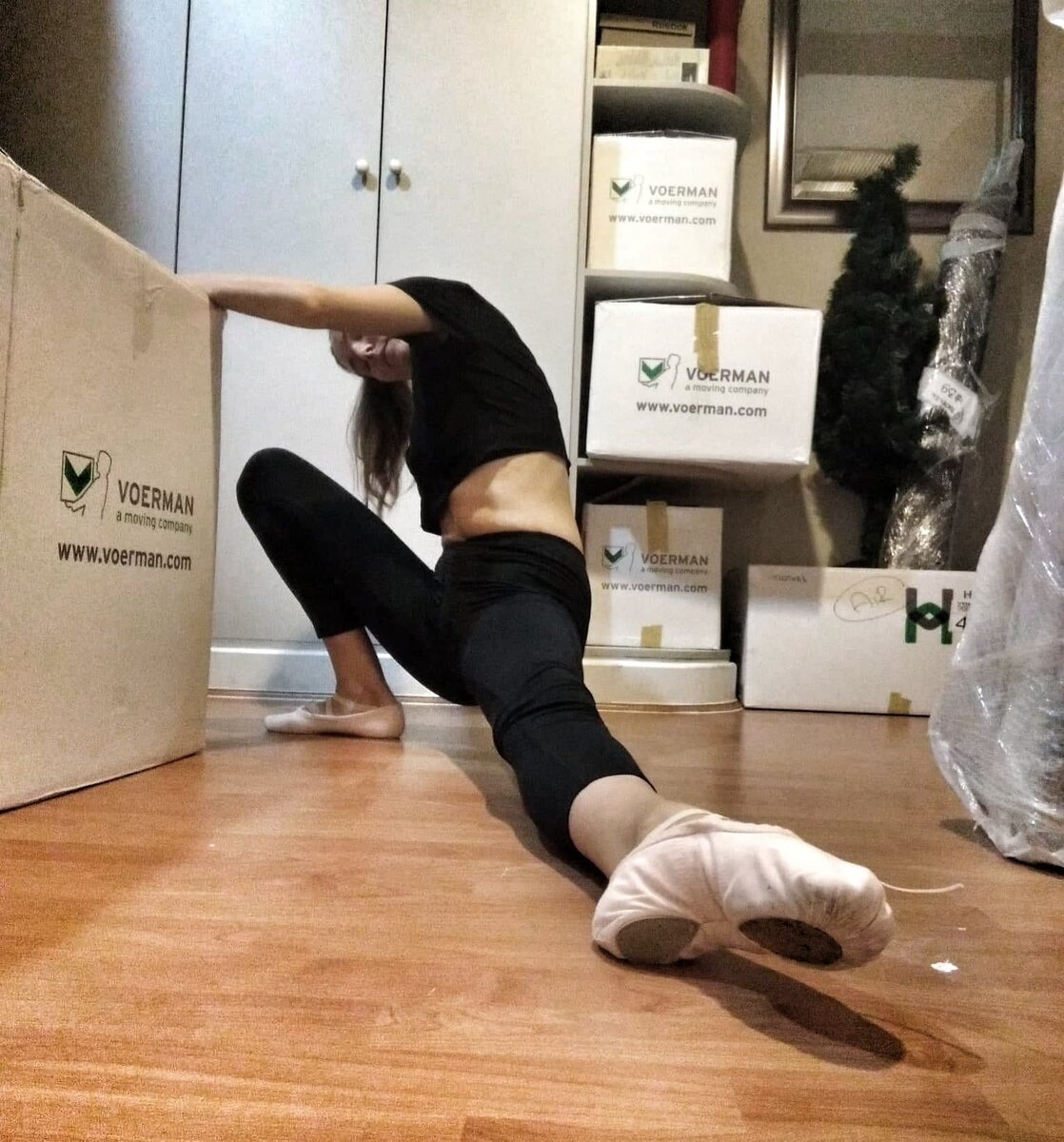 Растяжка после класса в кладовке:)