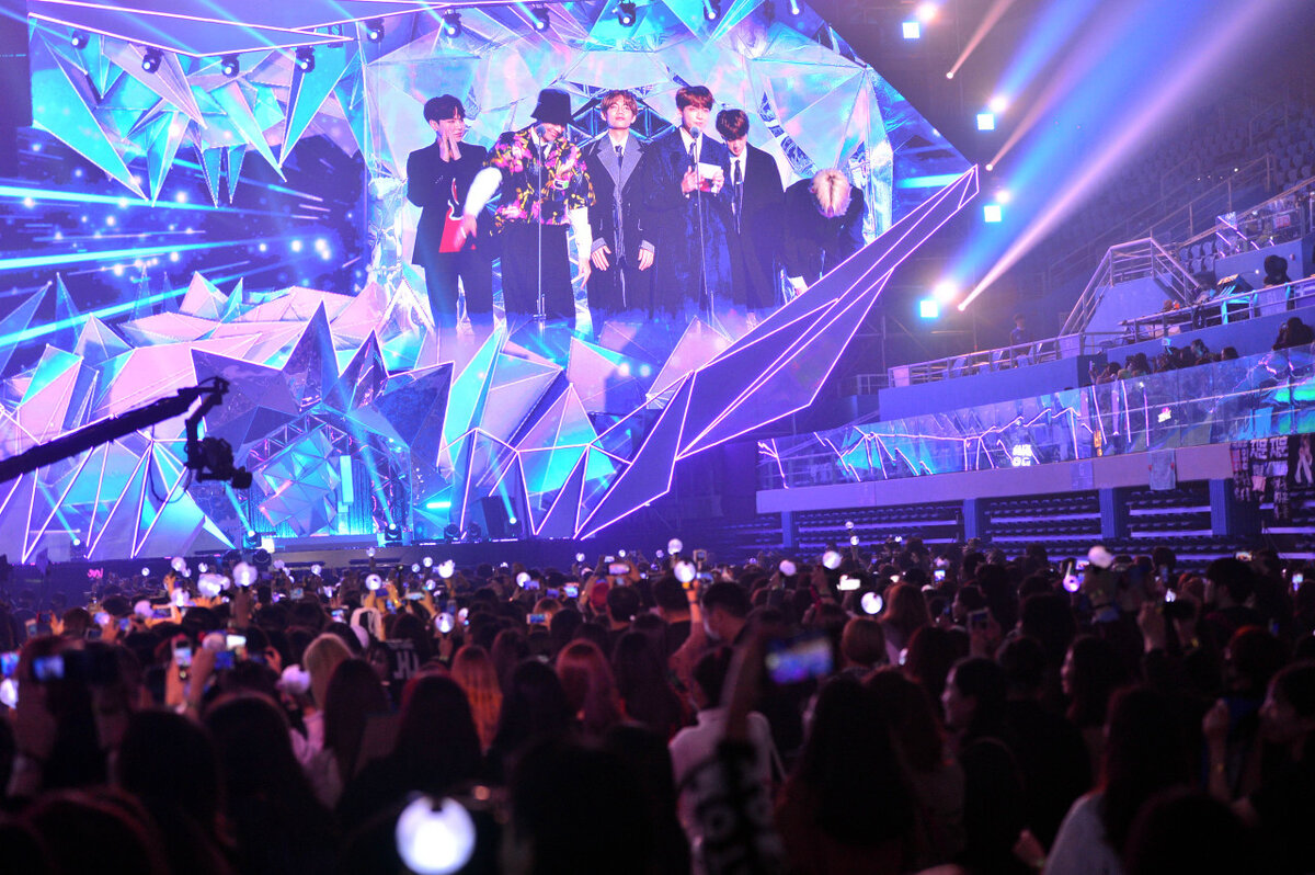 BTS выступает на MBC Plus x Genie Music Awards 2018 (Пак Хен Ку, The Korea Herald)
