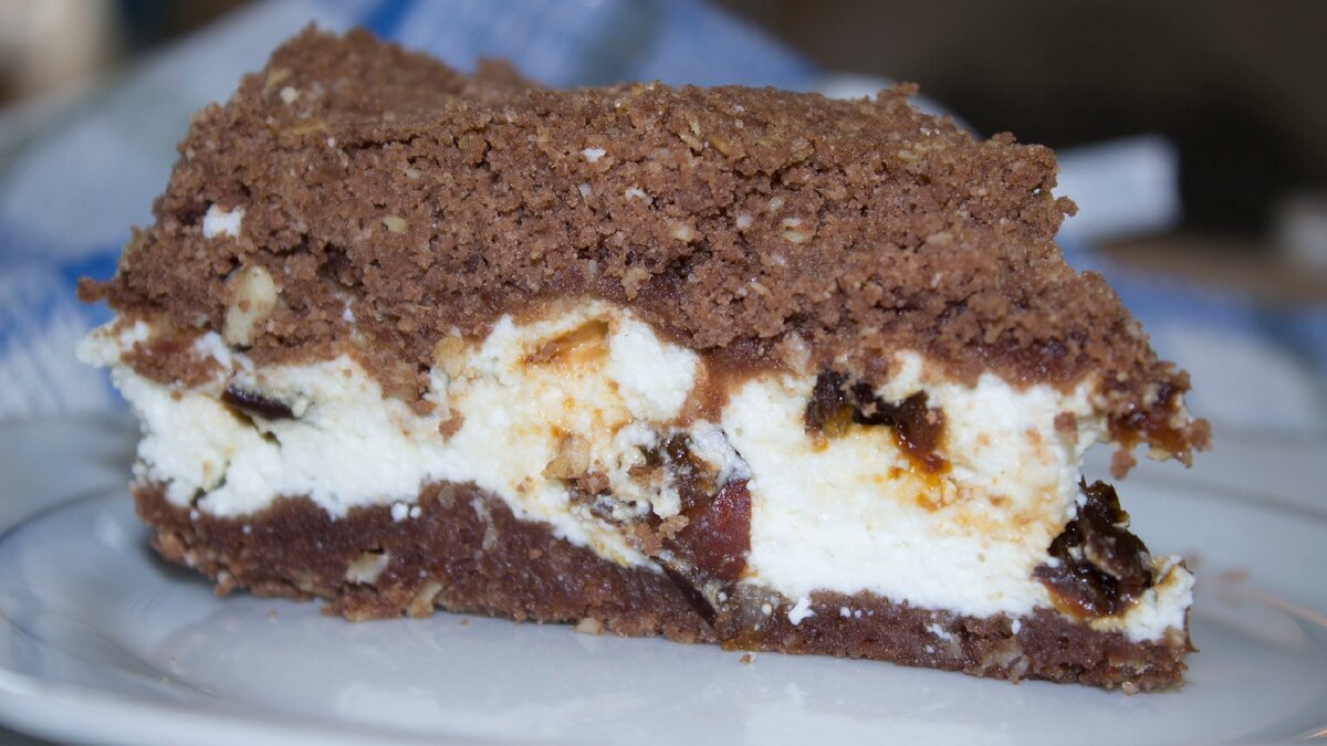 Пирог с черносливом и грецкими орехами