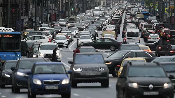 07:03 18.06.2020 (обновлено: 08:23 18.06.2020)2445© РИА Новости / Владимир АстапковичДвижение автомобилей на Тверской улице в Москве. Архивное фотоМОСКВА, 18 июн — РИА Новости. Депутат Госдумы Василий Власов направил министру транспорта Евгению Дитриху письмо с предложением снизить транспортный налог на 25 процентов в 2020 году в связи с пандемией коронавируса. Копия документа есть в распоряжении РИА Новости.Уточняется, что мера должна коснуться жителей регионов, где вводили режим повышенной готовности. По мнению автора инициативы, такой шаг стал бы "справедливой компенсацией и небольшой мерой экономической поддержки".Власов пояснил, что подавляющее большинство россиян вынуждены были провести дома больше месяца, соответственно, не пользовались автомобилями."Прошу вас дать свою оценку данной инициативе и распорядиться проанализировать возможность реализации в виде компенсации выпадающих доходов бюджетов субъектов РФ из федерального бюджета", — говорится в обращении парламентария. В понедельник президент Владимир Путин поручил выбрать, какие меры поддержки экономики и граждан следует продлить. На прошлой неделе правительство приняло новый пакет. Так, расширилось число семей с детьми до 18 лет, которые вместе с пособием по безработице получат выплату на каждого ребенка в размере трех тысяч рублей в июне, июле и августе.
Премьер Михаил Мишустин подписал постановление, увеличившее минимальное пособие по безработице за май — июль до 4,5 тысячи рублей. Также на три месяца продлили возможность получать пособие по безработице для тех, у кого период выплаты закончился после 1 марта.
Особые режимы с конца марта вводили во всех российских регионах, соблюдать самоизоляцию обязали людей всех возрастов.
Последние данные о ситуации с COVID-19 в России и мире представлены на портале стопкоронавирус.рф.