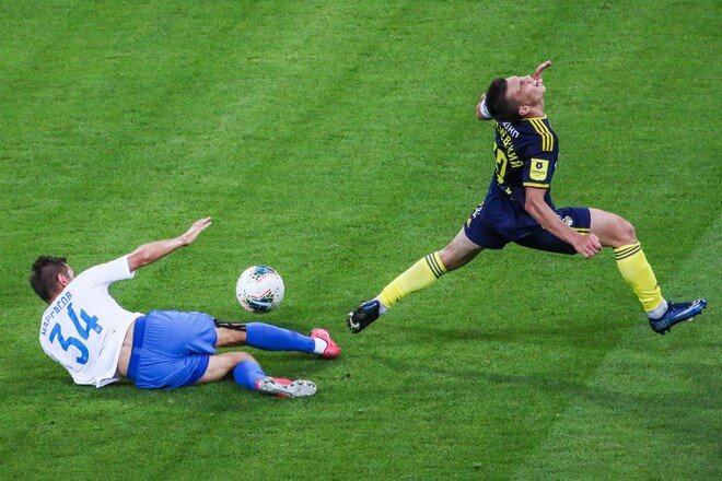 Эпизод матча  между двумя клубами. ФК "Сочи"  - в белой форме.   фото: яндекс-картинки.