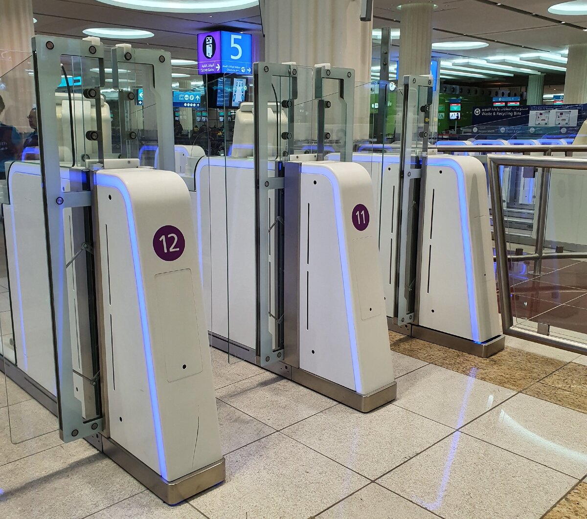Турникеты паспортного контроля в аэропорту Дубая