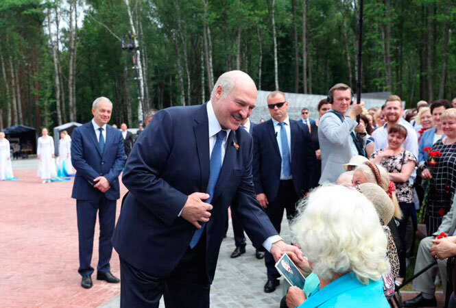 Во время посещения Светлогорского района 21 июня. Фото: president.gov.by 