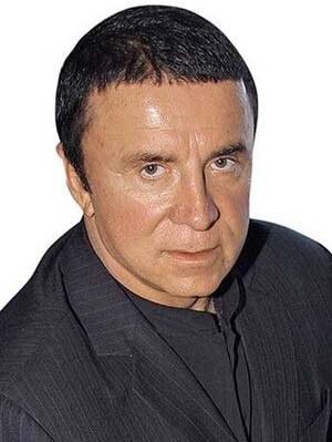 Анатолий Кашпировский является врачом-психиатром, а также мастером спорта по тяжёлой атлетике