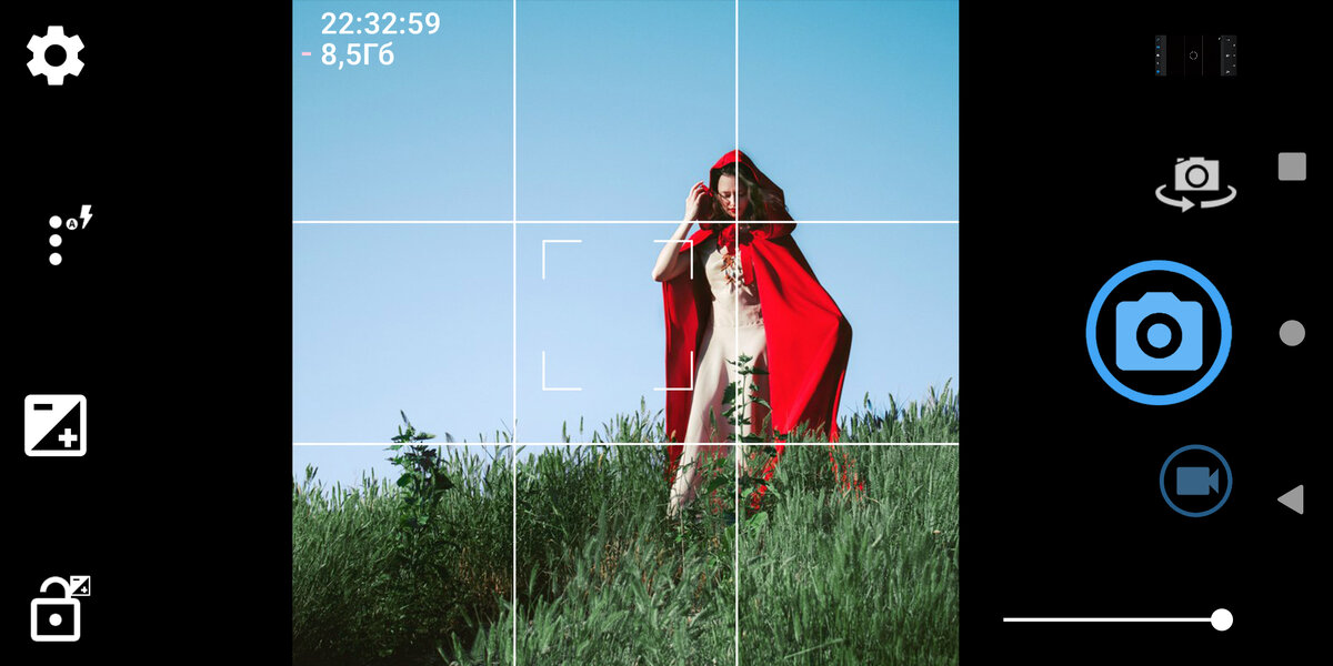 1. Квадратное фото. Основной акцент в обеих фотографиях направлен на лица. Поэтому они и располагаются в правом верхнем углу. 