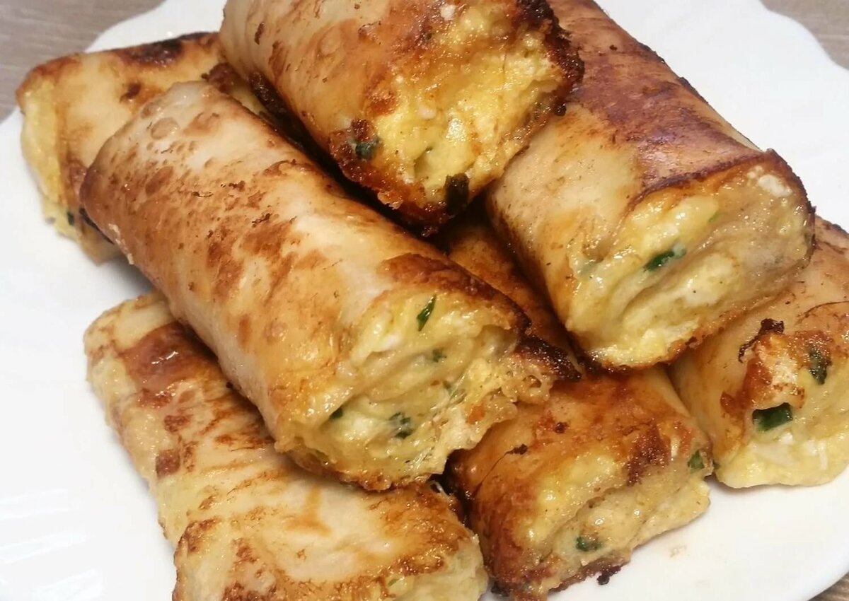 Рулетики из лаваша с яйцом, сыром и зеленью. 