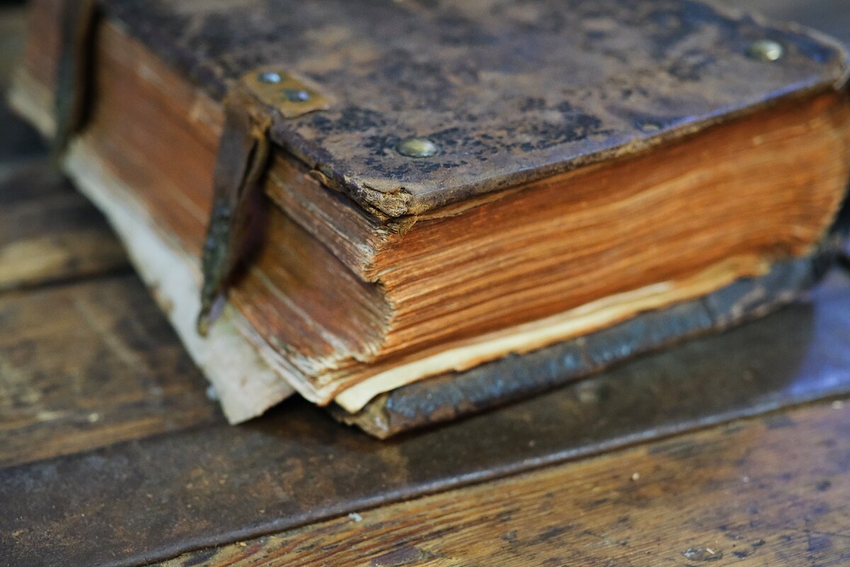 Состояние книги до реставрации (листайте галерею).