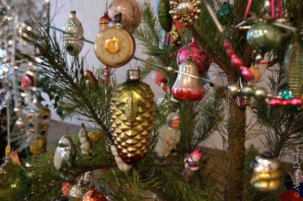 Старые игрушки на ёлке