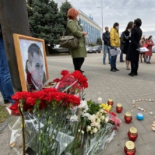 Стихийное место скорби в память о Романе Гребюнюке. Фото из свободного доступа.