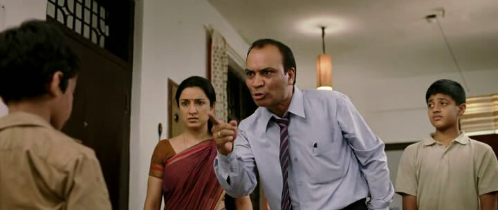 Кадр из фильма "Звездочки на Земле", о том как истинно относятся в семье к ребёнку с трудностями в чтении и письме. Рекомендуем для просмотра всей семьей. 