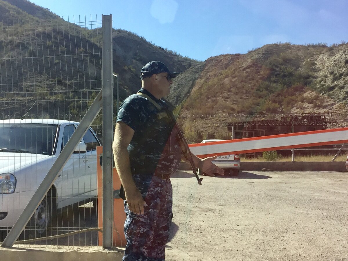 Так выглядят люди из ряда охраны в Дагестане. Обязательно с оружием, чтобы было от одного вида страшно