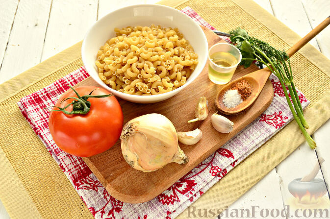 Подготавливаем нужные ингредиенты. Также берем вместительную глубокую сковороду. Репчатый лук и чесночные зубчики очищаем, помидоры и свежую зелень промываем и обсушиваем.