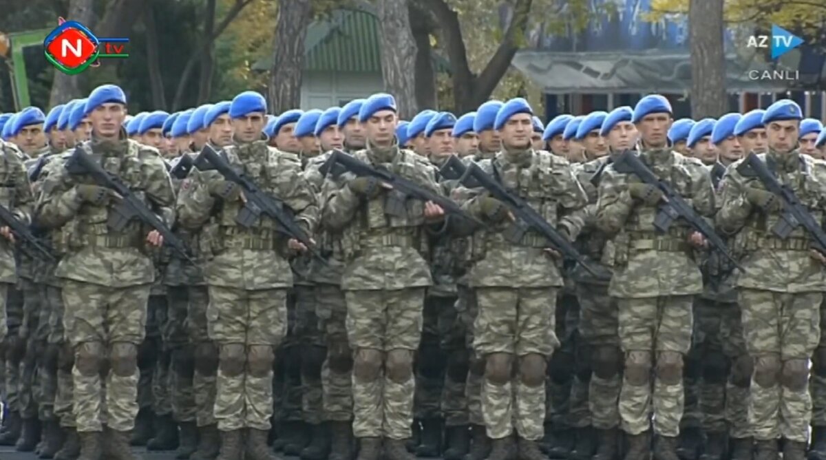 Парадная колонна турецких военнослужащих с отечественными винтовками MPT-76