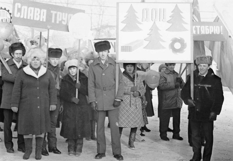Если посмотреть относительно старые фотографии – года так 1988-90, то есть, самого конца СССР, то можно заметить на массовых мероприятиях, вроде демонстраций на 7 ноября, что большинство людей носили-2