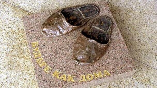 Памятник тапочка в Томске.