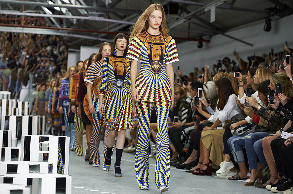 London fashion. Коллекции Mary Katrantzou 2021. Показ моды в Лондоне. Неделя моды в Лондоне. Неделя моды в Лондоне (London Fashion week).