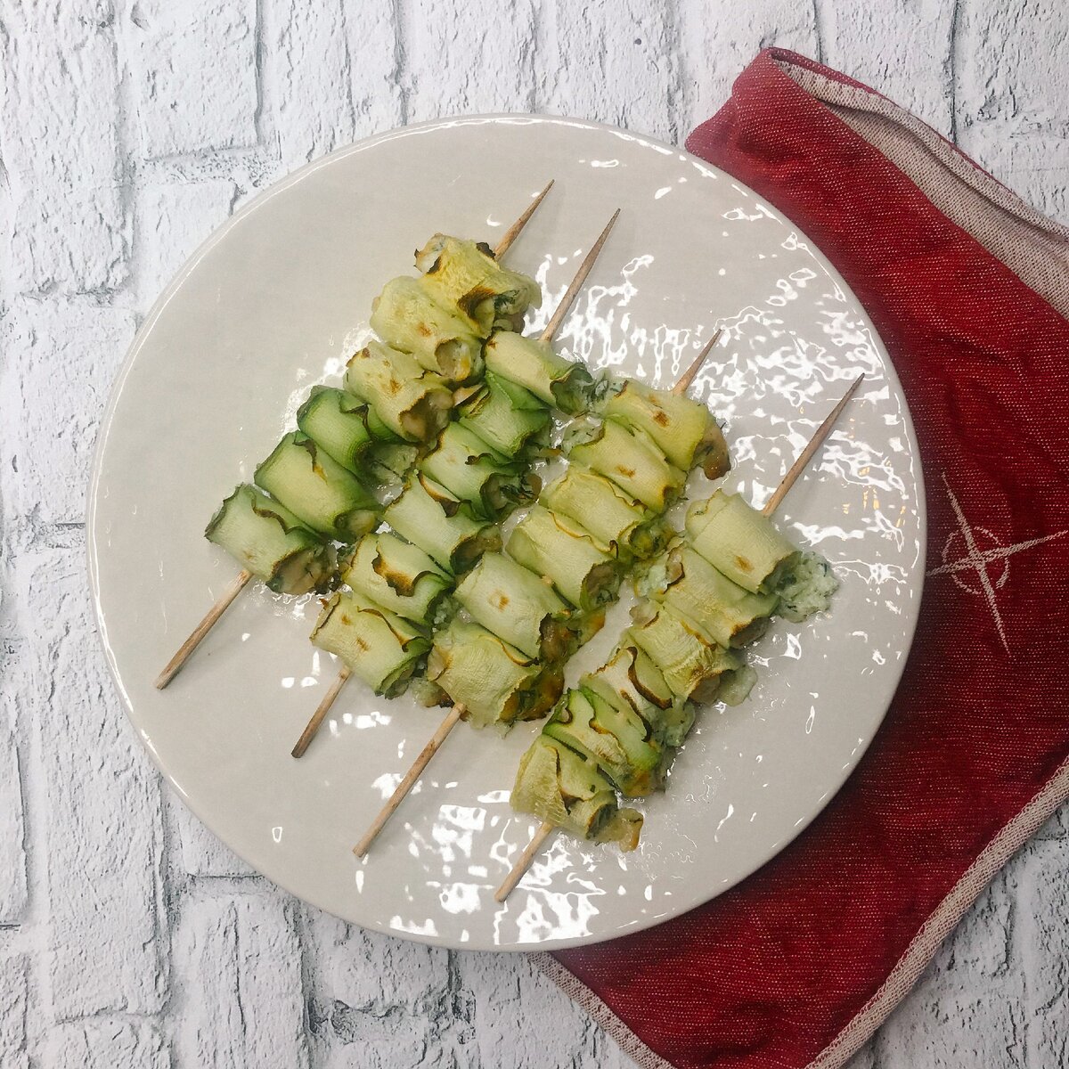 Перед использованием шпажек в духовке, желательно замочить их в воде на минут 10-15. 