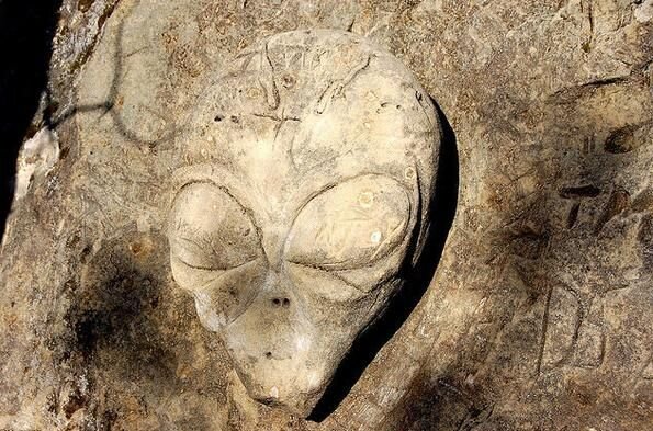 Похожий на инопланетянина скальный рисунок