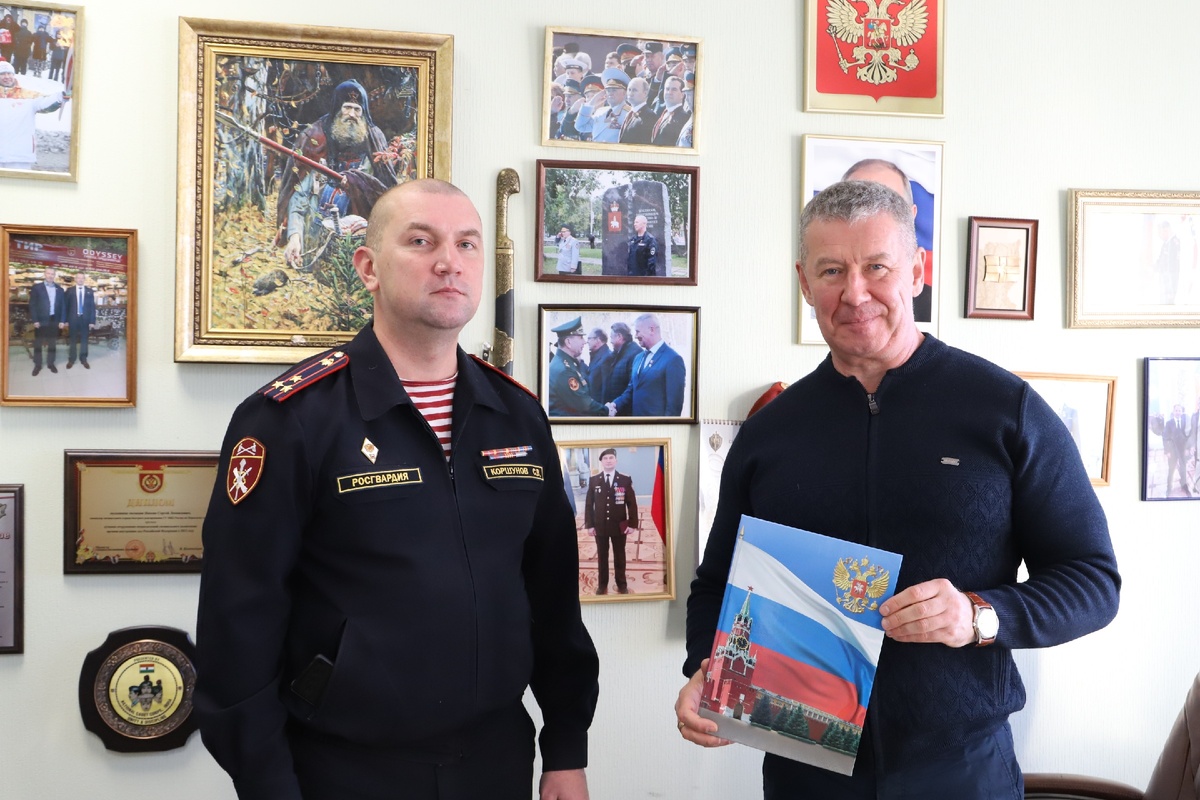 Врио начальника Управления Росгвардии по Пермскому краю полковник полиции Сергей Коршунов поздравил с Днем Героев Отечества первого заместителя председателя комитета по государственной политике и местному самоуправлению Законодательного Собрания Пермского края Героя России Сергея Яшкина. Полковник полиции Сергей Коршунов выразил Сергею Леонидовичу благодарность за мужество и героизм, проявленные им во время боевых действий на территории Северного Кавказа и вручил поздравления от Директора Федеральной службы войск национальной гвардии Российской Федерации генерала армии Виктора Золотова и начальника Управления Федеральной службы войск национальной гвардии Российской Федерации по Пермскому краю генерал-майора полиции Бориса Бородавина. «Для сотрудников и военнослужащих, проходящих службу в Росгвардии, Ваши мужество и самоотверженность являются примером безукоризненного служения Отечеству, примером настоящей стойкости и отваги.», - отметил в своем поздравлении Сергей Коршунов. В свою очередь Герой Российской Федерации Сергей Яшкин пожелал сотрудникам и военнослужащим Управления Росгвардии по Пермскому краю успехов в служебной и боевой деятельности, крепкого здоровья и благополучия.