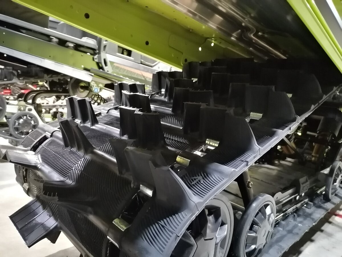 Более злой гусеницы на рынке не было и у кого! 4 ряда "лопат" высотой 6 см. Роет как отряд кротов с мотоблоками.