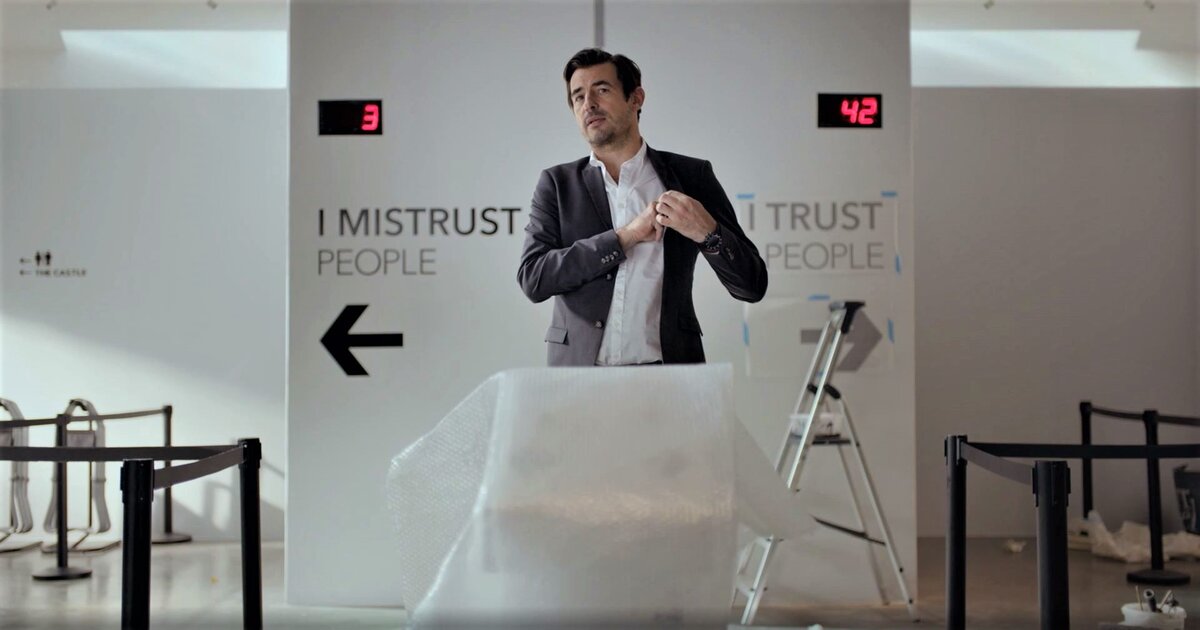 Кристиан по ходу фильма не раз нарушит чужие границы. Кадр из к/ф «Квадрат».