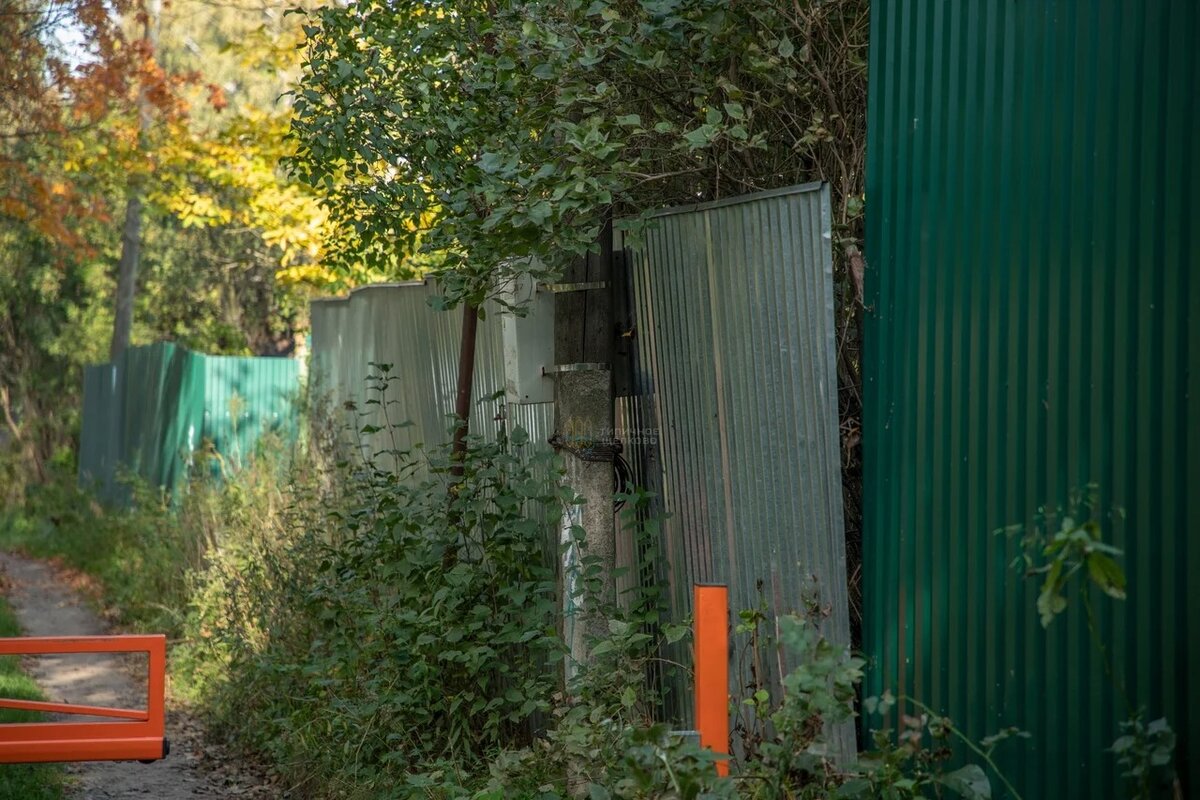 Столб к которому подключен шлагбаум