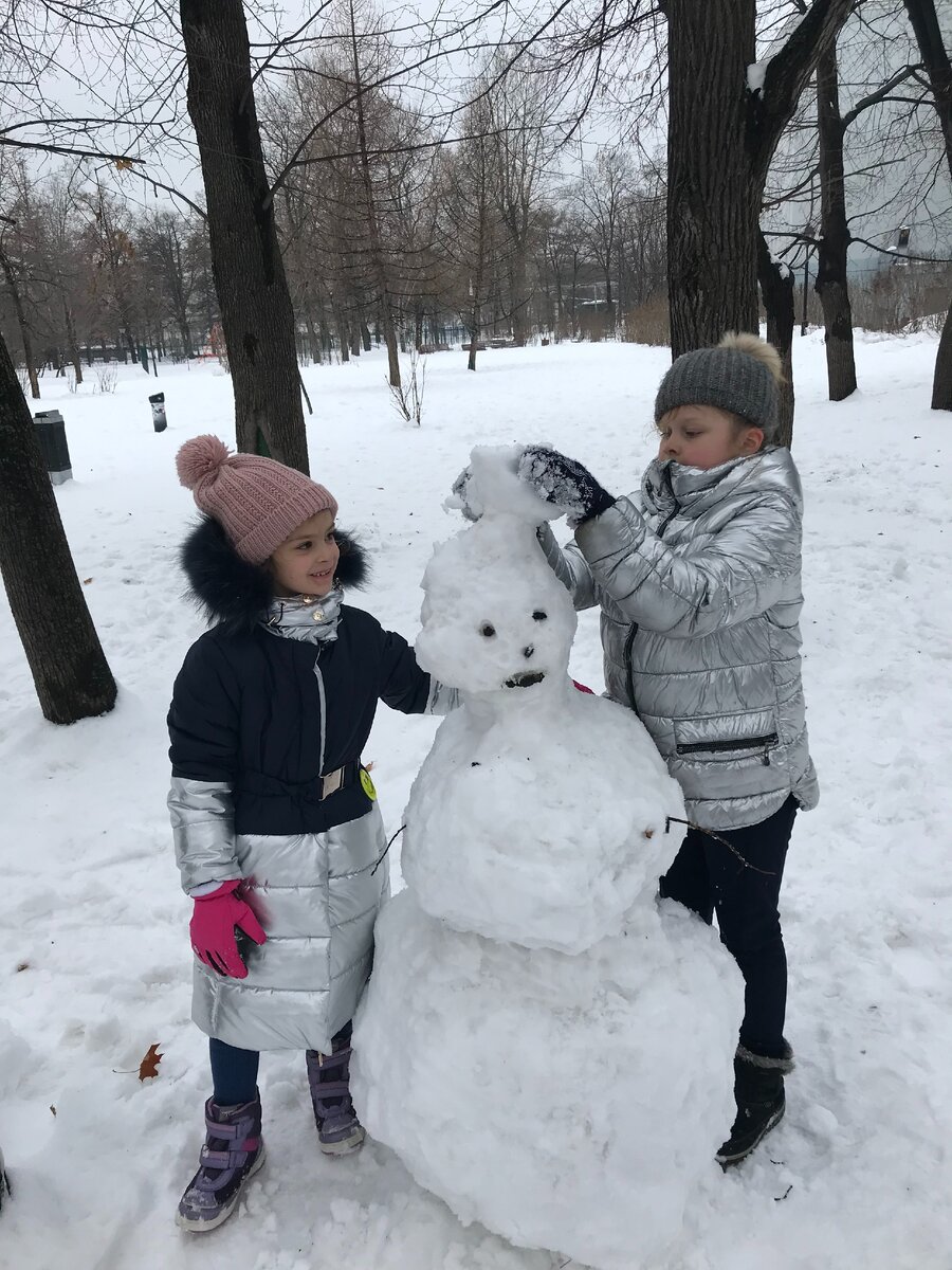 Фото из архива автора. Наши  будни в обычном дворе московской школы.