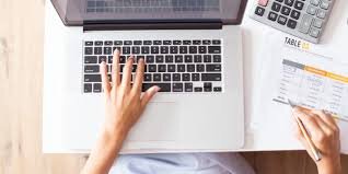 1. Убедитесь, что в сообщении есть польза или развлечение Пользователи социальных сетей больше всего любят посты, которые развлекают или учат. Именно такой контент лайкают и шерят сильнее всего. Учитесь у «Арзамаса»:


Чему учит ваш пост? Как он развлекает? Если в нём нет ни того, ни другого — самое время добавить.

2. Выберите правильный стиль изложения
Разные сообщения требуют разного языка. Вы выбрали правильный? Стоит ли писать «Уважаемые господа» участникам тату‑конфеста, и обращаться на «ты» с незнакомой аудиторией? С этим обычно не бывает проблем, но проверить на всякий случай стоит.

Подключите Амплифер, чтобы публиковать посты в Инстаграм с компьютера

3. Следите за корректной длиной поста
Чем сообщение короче, тем легче его прочесть и тем оно эффективнее. Можно ли сократить ваш пост, уместить всё в три абзаца вместо двадцати? Сделали вам картинку в помощь:


Не забывайте про смайлы, специальные символы и то, что в социальных сетях можно упоминать других пользователей:


Напоследок прогоните текст через Главред, чтобы безболезненно сократить его за счёт словесного мусора.

Амплифер проверяет посты перед публикацией в соцсети, в том числе и по длине текста, чтобы он точно вышел. Попробуйте бесплатный 7-дневный период

4. Прикрепите правильную ссылку
Написали в Фейсбук анонс конференции, и случайно прикрепили к нему любимую порно‑ссылку — будет печально. Другая печаль: запостить в твиттер статью из русскоязычной «Википедии» — ссылка сломается и никто её не прочитает. Помните, что ссылки в публикациях влияют на охваты.

Отдельная задача — utm-метки. У каждой ссылки в социальных сетях должны быть метки, по которым её можно отследить и положить на полочку своей аналитики. Амплифер правильно обработает любые ссылки, сам проставит utm-метки и сам всё проанализирует. Красота!


Подключите Амплифер, чтобы автоматически проставлять UTM-метки ко всем публикациям, сокращать ссылки и считать клики по ним. 7 дней бесплатного пробного периода

5. Проставьте подходящие хэштеги
Хэштеги значительно повышают охват сообщения. Вы поставили теги к вашему посту? Эти теги правильные и не слишком популярные? Пожалуйста, не ставьте в посте больше трёх хэштегов. Это особенно актуально для инстаграма: у некоторых пользователей вместо поста — свалка из #котиков и #себяшек. Также будет полезен наш гид по хэштегам в соцсетях.

Подключите Инстаграм к Амплиферу, чтобы публиковать посты с компьютера в удобном редакторе и добавлять хэштеги. Воспользуйтесь пробным бесплатным периодом в 7 дней

6. Не частите с публикацями
У любого аккаунта в социальной сети есть информационная ёмкость. Странно написать за день дюжину постов, а затем ждать повышенного внимания к тринадцатому. В Фейсбуке, «ВКонтакте» и Инстаграме не стоит публиковать больше двух постов в день. В Твиттере лучше писать до пяти твитов в день. Многое зависит и от лучшего времени.

7. Проверьте орфографию и пунктуацию
Люди не любят читать посты с ошибками — они режут глаз и отвлекают. Вы проверили своё сообщение? Используйте проверку орфографии в текстовом редакторе или любой сервис вроде Орфограммки. Редактор поста в Амплифере тоже поможет: в него встроен типограф. Редактор поставит правильные кавычки и тире вместо дефиса.

8. Не расстраивайтесь, если контент «не зашел»
Социальные сети живут по своим законам. Можно писать главный пост года, и собрать под ним пять лайков. И наоборот, дурацкая фоточка с котом может получить огромный охват. Задумайтесь — не возлагаете ли вы чрезмерных надежд на своё сообщение? Что будет, если его никто не прочитает?

9. Не пишите пост на эмоциях
Люди любят яростные разборки в Твиттере и срывы покровов в Фейсбуке. Однако такие сообщения чаще вредят, чем помогают. Проверьте свой пост — в нём пользы должно быть больше, чем эмоций. Отдельно проверьте, что в сообщении вы никого не оскорбляете и не раскрываете тайн.

10. Добавьте картинки или видео
Пользователи социальных сетей любят глазами. Картинки и видеоролики привлекают больше внимания, чем самый классный текст. Вы не забыли прикрепить картинку к своему посту? Посмотрите на подборку инструментов, которые помогут делать здоровский визуальный контент.