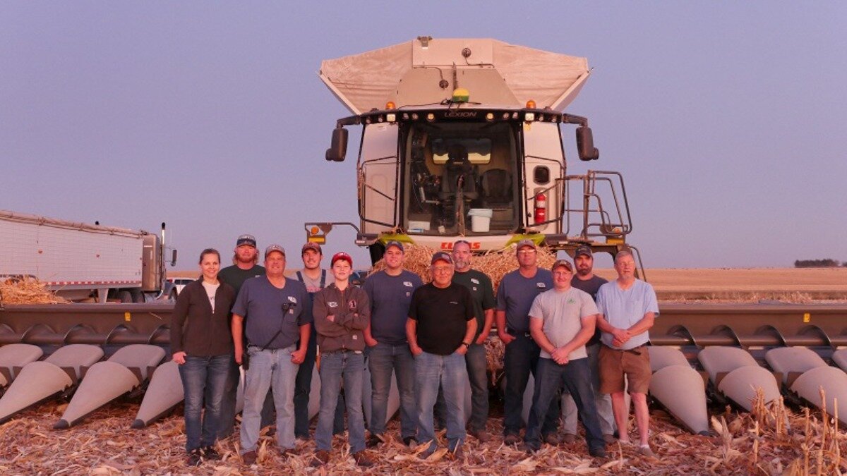 Фото: Официальный youtube-канал CLAAS of America Команда 37 Ag, установившая рекорд по обмолоту кукурузы на зерно комбайном CLAAS