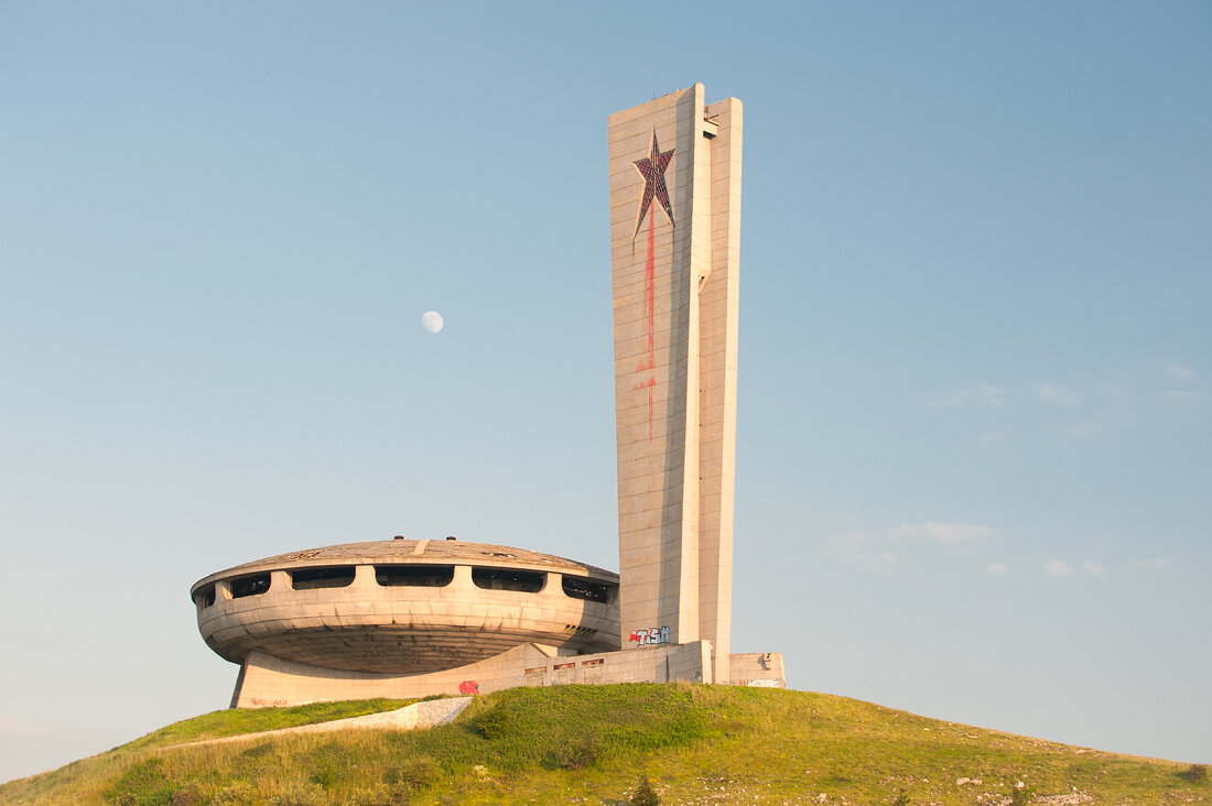 Бузлуджа был построен в 1981 году, во время расцвета коммунизма.