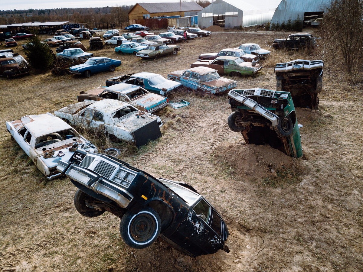 В ангарах тоже автомобили.