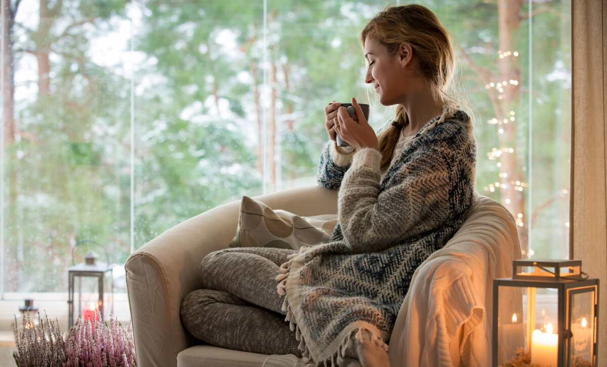 Женщина дома. Тепло и уютно. Женщина декор. Радостный дом. Женщина в доме.