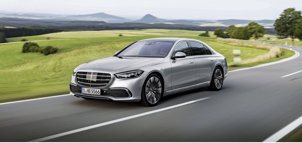 Для нашего рынка пока предназначены дизельные S 350d 4Matic и бензиновые S 450 4Matic по цене от 11 120 000 и 11 850 000 рублей. Начальная комплектация названа Business. Исполнение Premium дороже - 12 550 000 рублей за дизель и 13 370 000 рублей за бензин. 