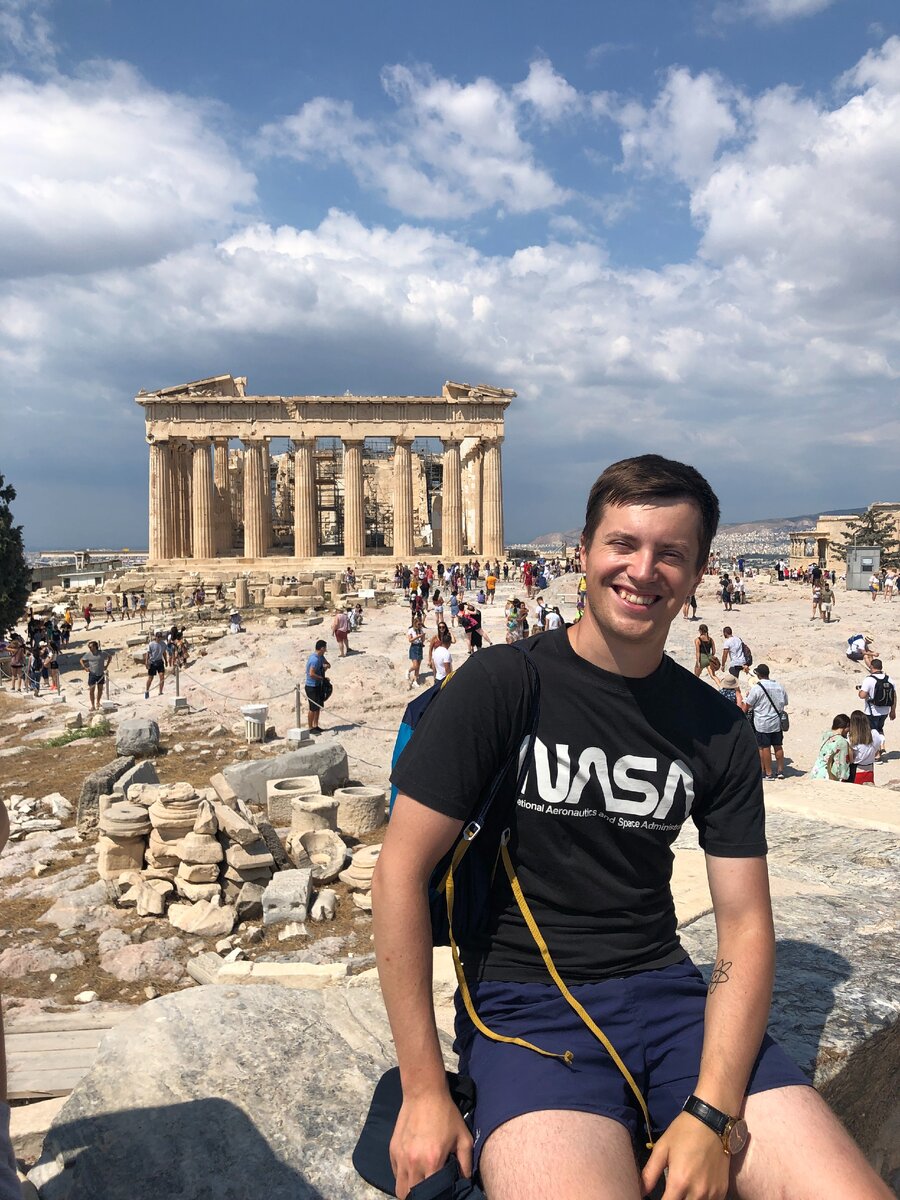 Это я, доволен и счастлив после того, как увидел Парфенон своими глазами :)