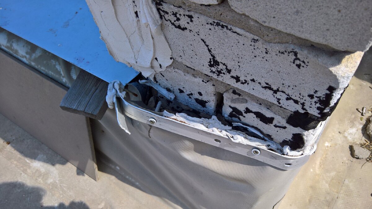 Примыкания тоже нужно ремонтировать.