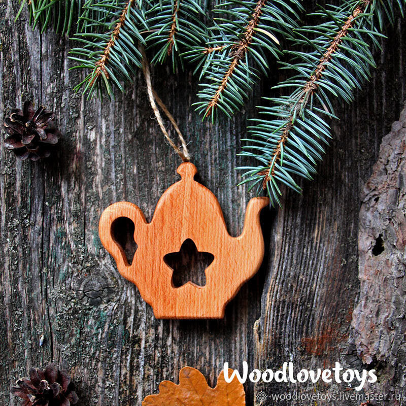 На фото: ёлочная игрушка из дерева, магазин woodlovetoys https://www.livemaster.ru/woodlovetoys