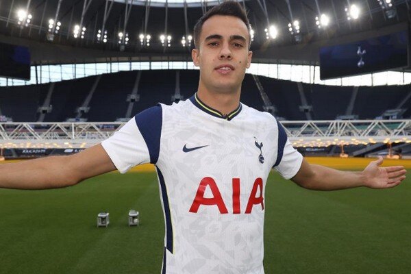 Серхио Регилон (Тоттенхэм) 
Молодой испанский фулбек оказался ненужным мадридскому «Реалу» и после аренды в «Севилье» Серхио Регилон был продан в «Тоттенхэм Хотспур». Эта сделка оказалась очень выгодной, так как лондонцы за небольшие деньги получили прекрасного оборонца. Серхио в каждой игре «шпор» один из самых заметных в составе. Он цепкий и не уступчивый, но больше всего его ценность заключается в желании идти вперёд. Порой, в быстрых контратаках Регилон с защиты выбегает на чужую половину поля соперника, обгоняя выше находящихся партнеров по команде. Испанец не даром ходит атаковать и его многие подключения заканчиваются хорошим пасом, либо результативной передачей, да и сам защитник уже забивал, правда пока в Кубке английской лиги. Регилон заслуживает считаться лучшим на своей позиции в АПЛ.