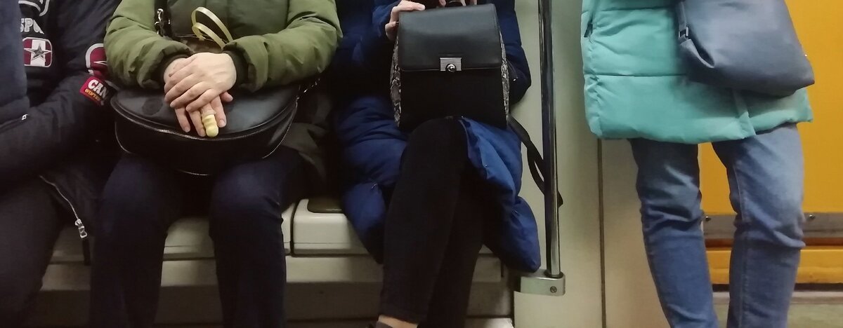 Пассажиры. Сидят. Думают. Каждый о своём.