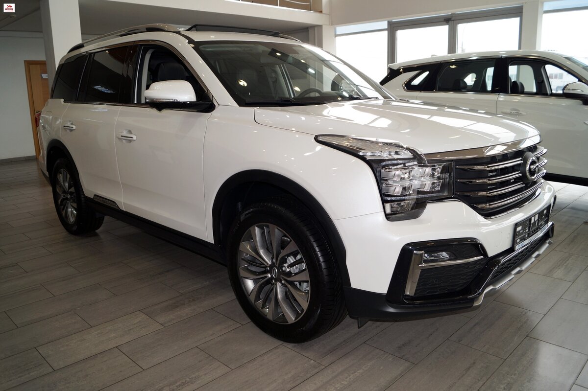 Автомобиль GAC GS8 2020 года выпуска, выставленный в шоу руме автосалона