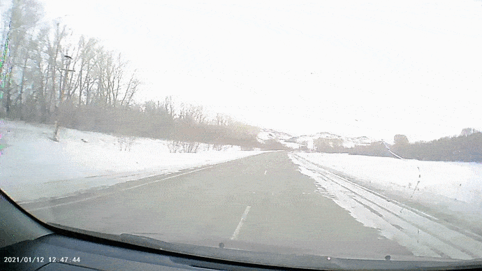 Обе обочины видны в движении.