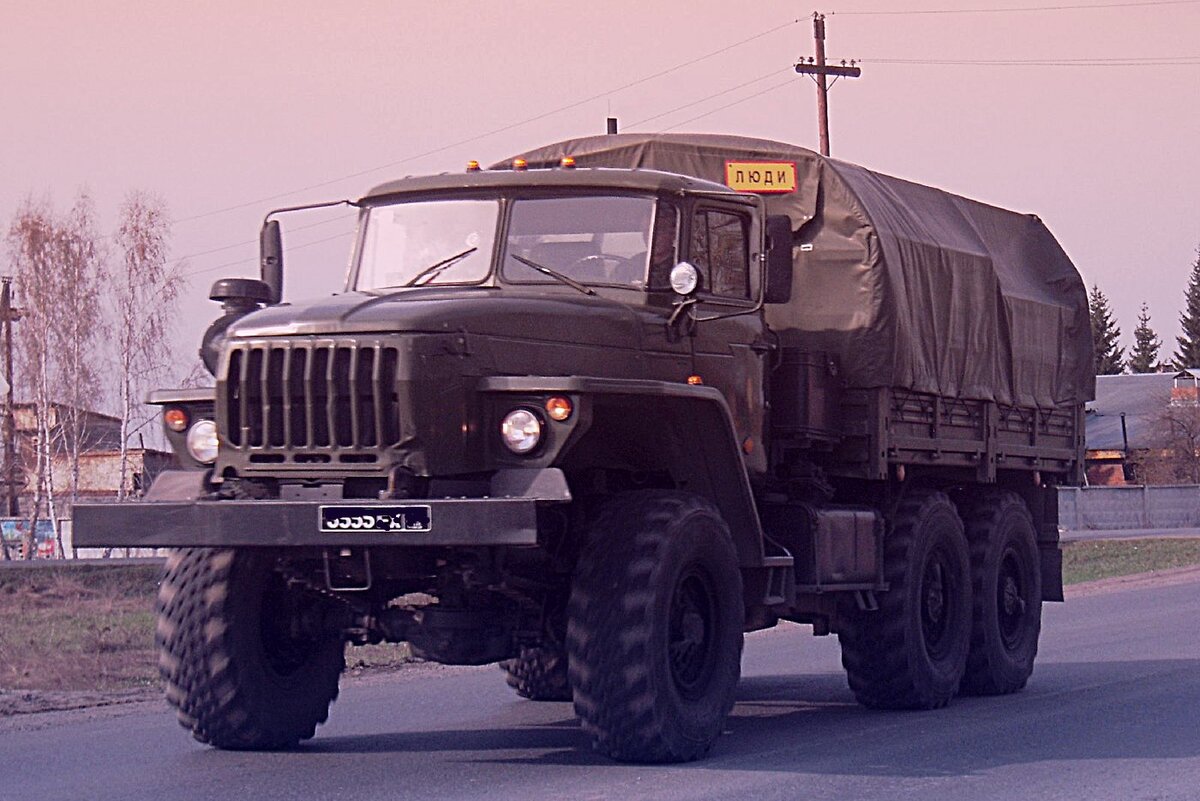 Рассказываю, как начальник автослужбы приказал весьма неординарным методом починить ТНВД на Урале-4320, когда мы сломались прямо на трассе