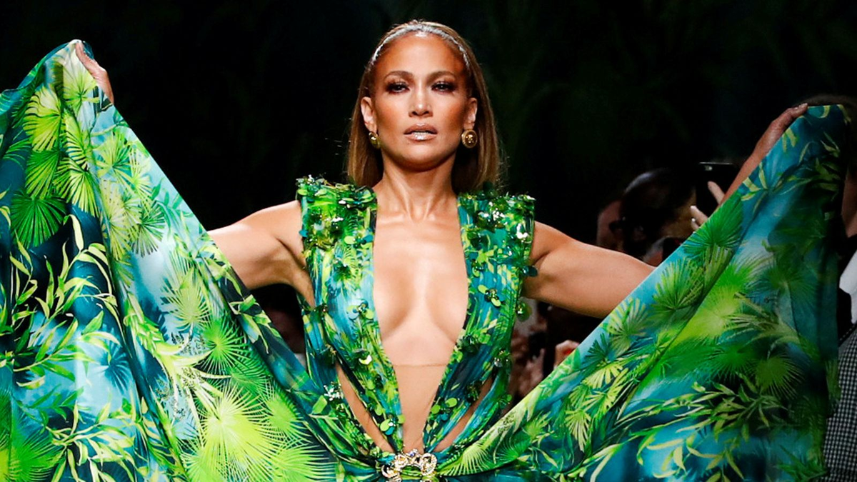 Лопес шла по подиуму Versace в 2019 году в воссоздании знаменитого платья из джунглей, которое она надела на Грэмми в 2000 году. 