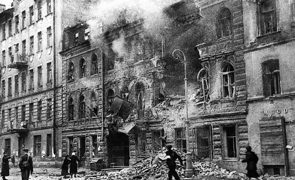 На улице Маяковского в Ленинграде во время обстрела немецкой артиллерией. Великая Отечественная война 1941-1945 годов. Фото сделано В. Тарасевичем
