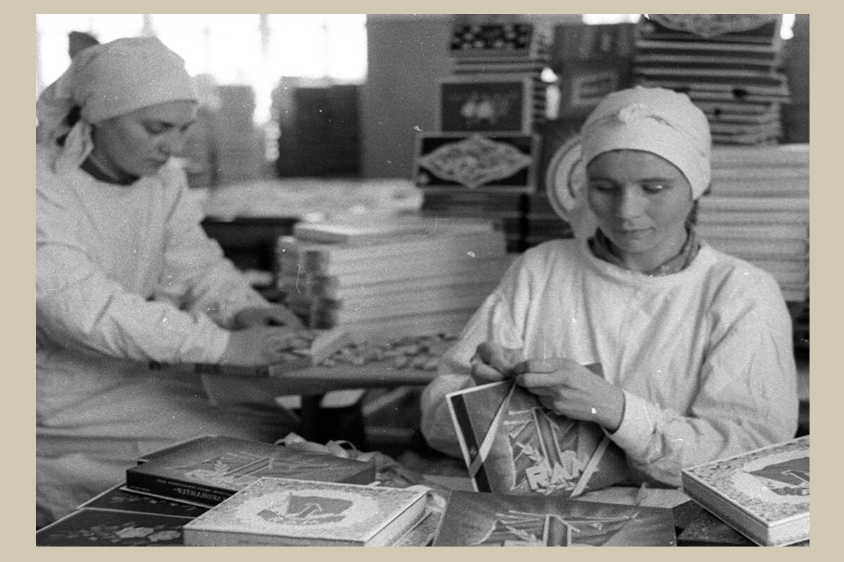 Фото Яндекс Картинки. Нет, это не моя бабушка, но времена примерно те же. Её снимков сохранилось немного. Был где-то для доски почета, но не уверена, что и он цел. Значит, работала хорошо.